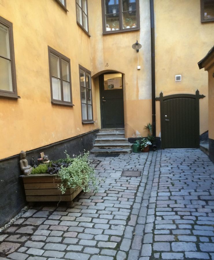 Gården utanför mottagningen på Ragvaldsgatan 12