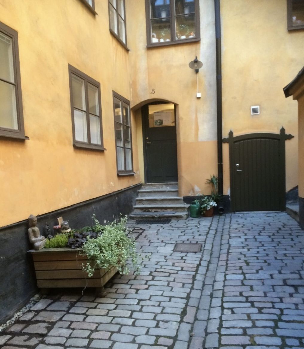 Den gula innergården med kullersten vid mottagningen på Ragvaldsgatan 12 nära Slussen